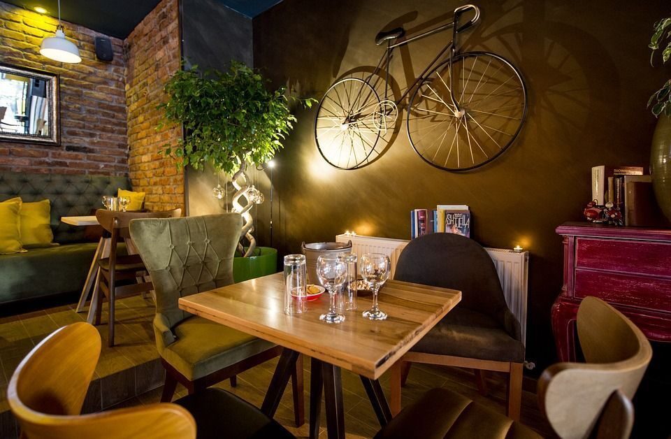 bicicleta depozitata pe perete