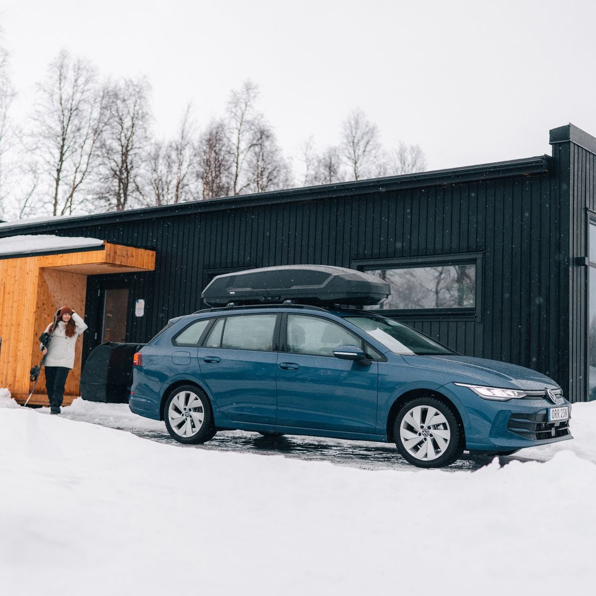 Thule Force 3 L Sport pe un break albastru, iarna