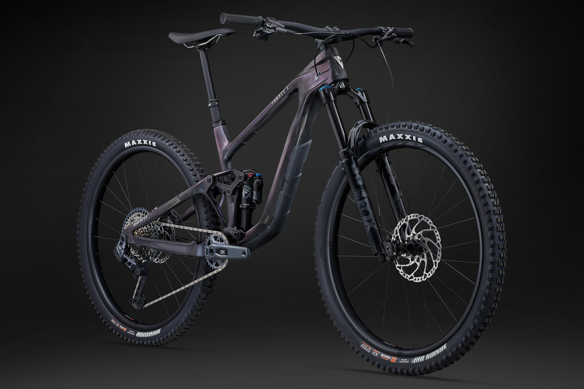 Giant Trance X Advanced 1 Arctic Light/Chrome - trei sferturi, fundal negru