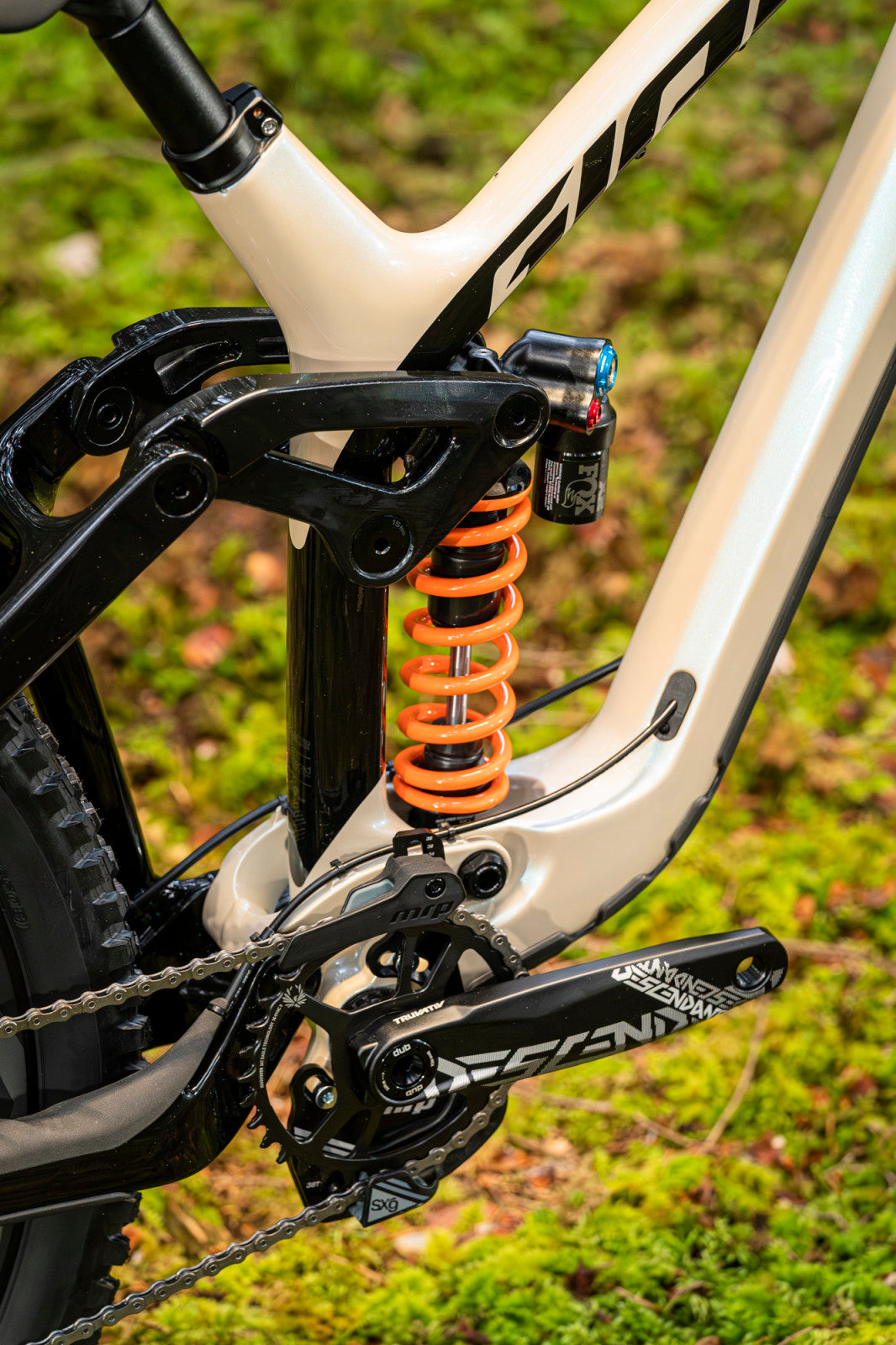 Giant Glory Advanced 2024 - bicicleta de downhill