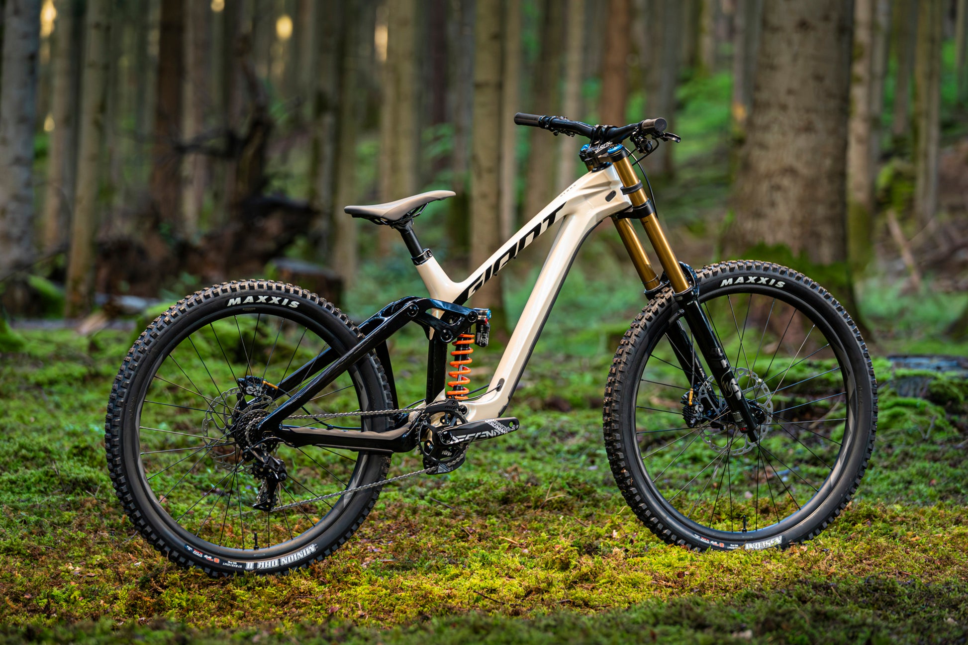 Giant Glory Advanced 2024 - bicicleta de downhill