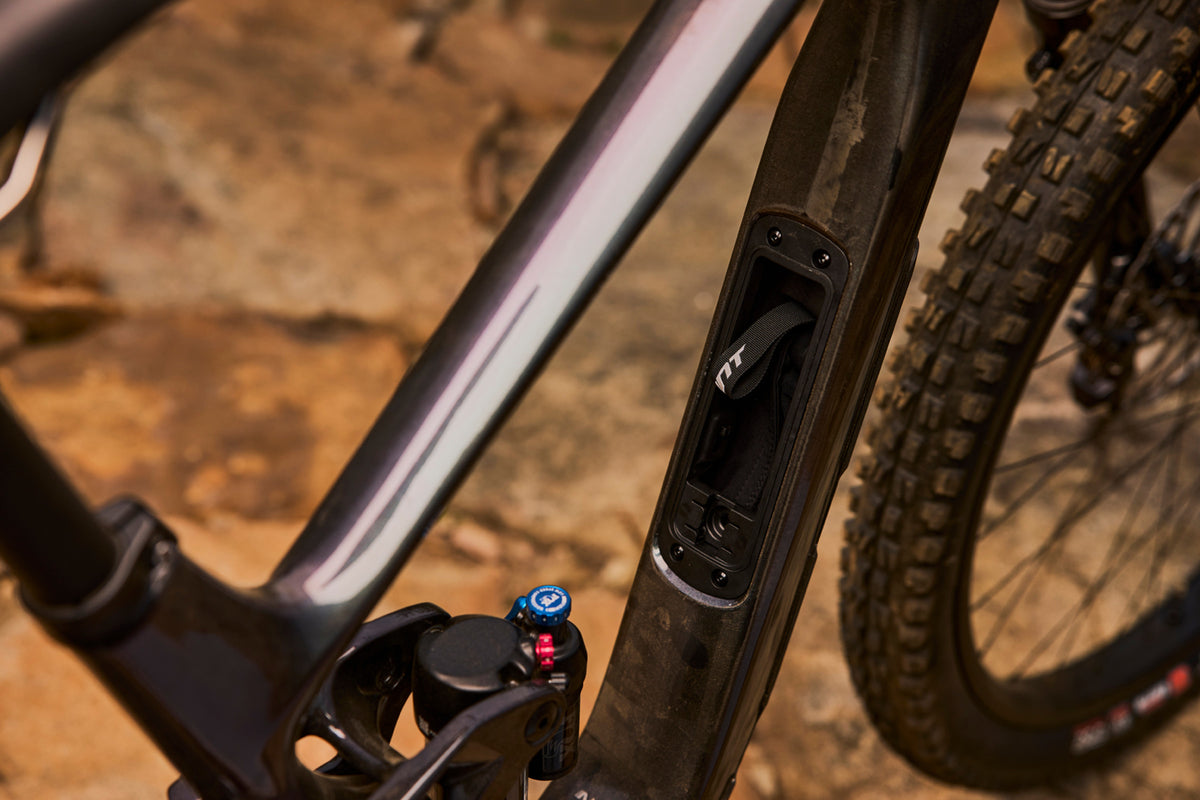 Giant Trance X Advanced 1 Arctic Light/Chrome - compartimentul din tubul diagonal