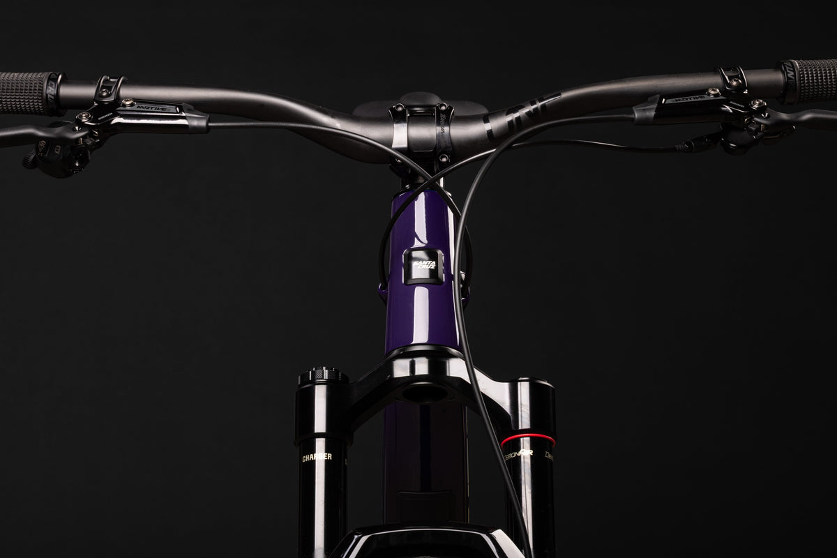 Cockpitul și coroana furcii RockShox Pike pe un Tallboy Gloss Midnight Violet