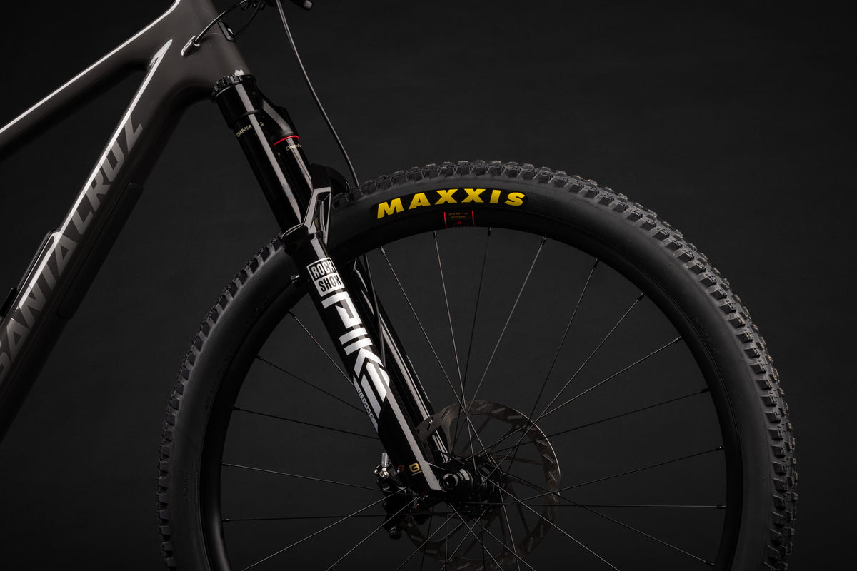 Furca RockShox Pike și anvelopa Maxxis Forekaster pe un Tallboy