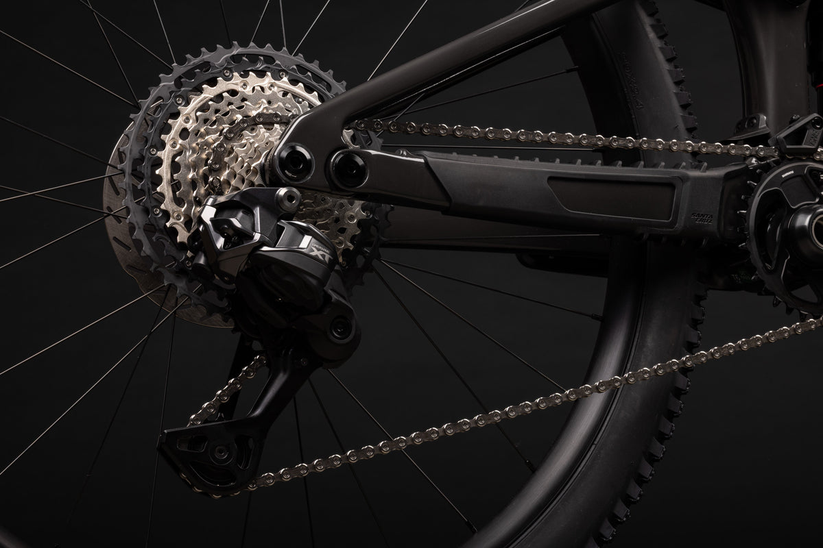 Schimbătorul Shimano XT Di2 și caseta, pe Tallboy XT Di2