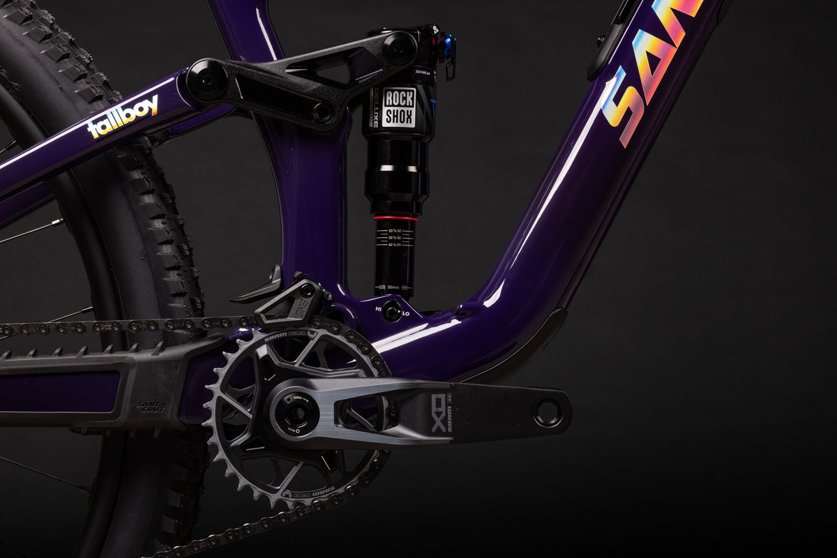 Suspensia four-bar, amortizorul RockShox și angrenajul SRAM X0 pe un Tallboy Gloss Midnight Violet