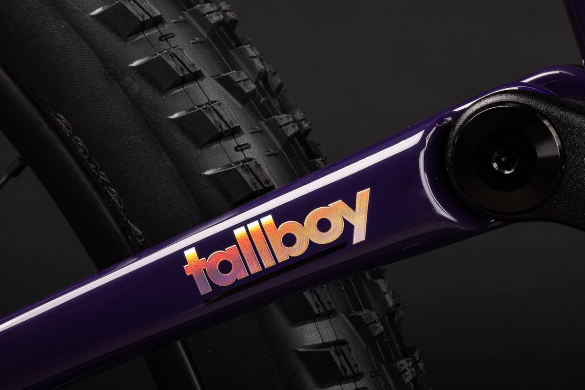 Sigla Tallboy pe basculul unui Tallboy Gloss Midnight Violet