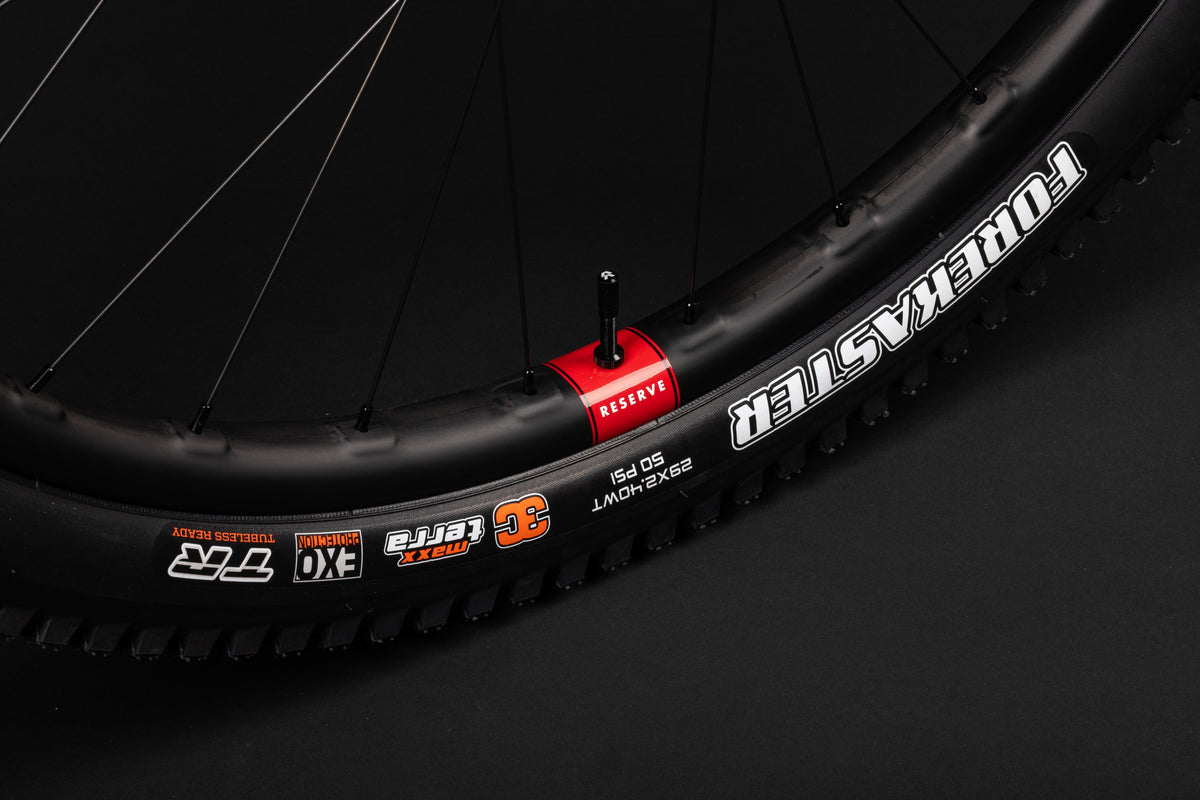 Janta de carbon Reserve 30|SL și anvelopa Maxxis Forekaster