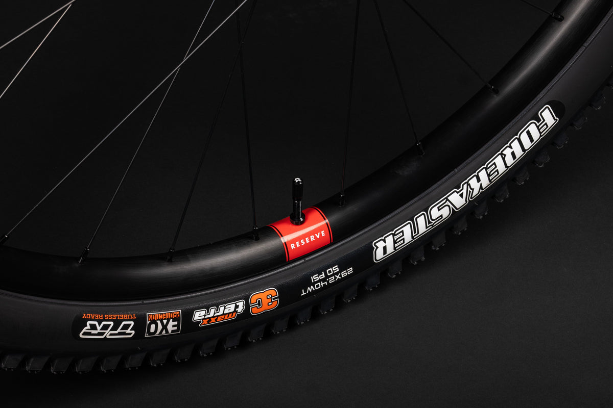 Janta Reserve din aluminiu, valva și anvelopa Maxxis Forekaster