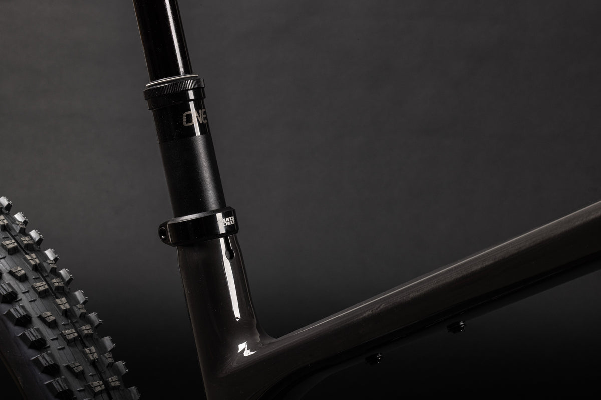 Tija telescopică OneUp pe un Tallboy Gloss Carbon