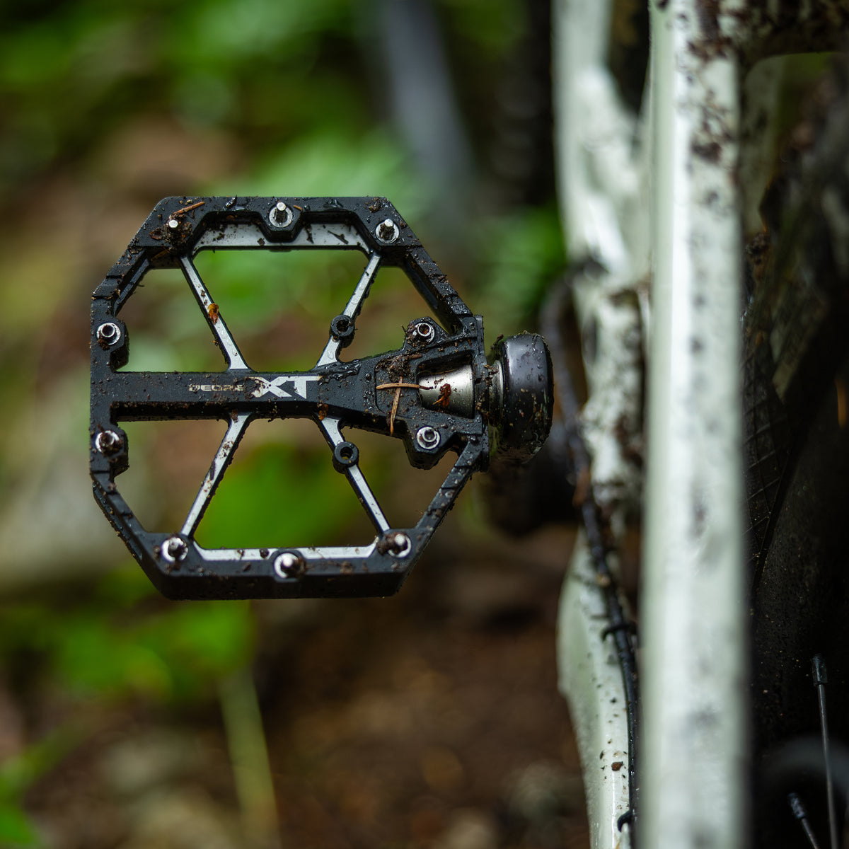 Pedala Shimano Deore XT PD-M8240 pe o bicicletă de enduro