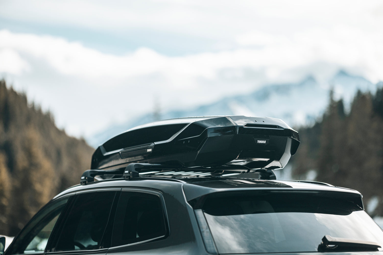 Masina cu Thule WingBar Edge la munte