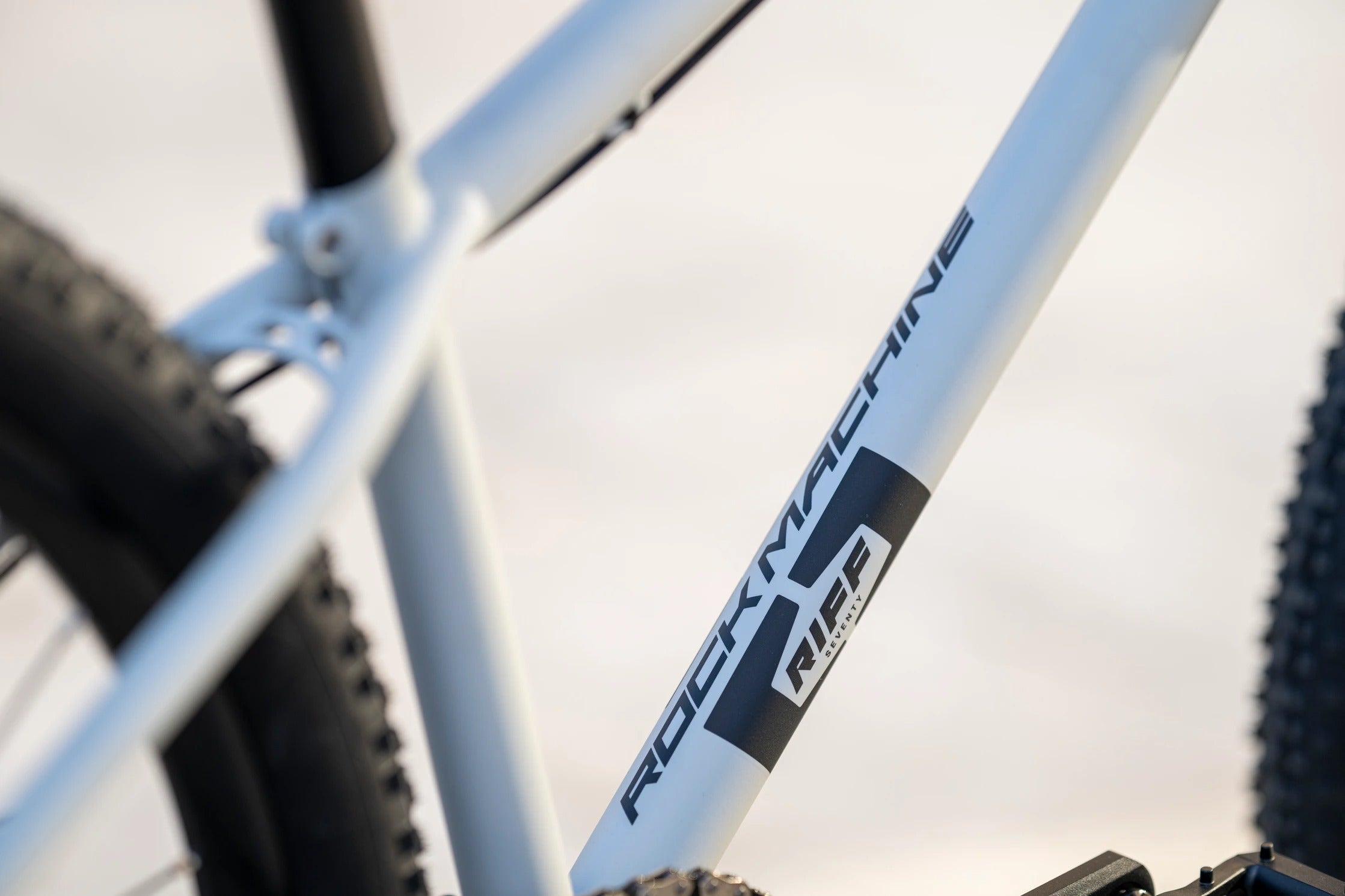 Bicicleta Rock Machine Riff 70s 26 Matte Grey