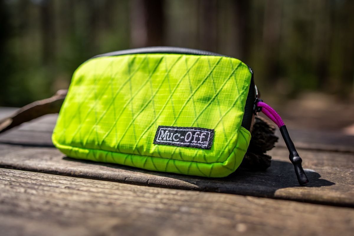 borseta muc off essentials impermeabila hi vis 2