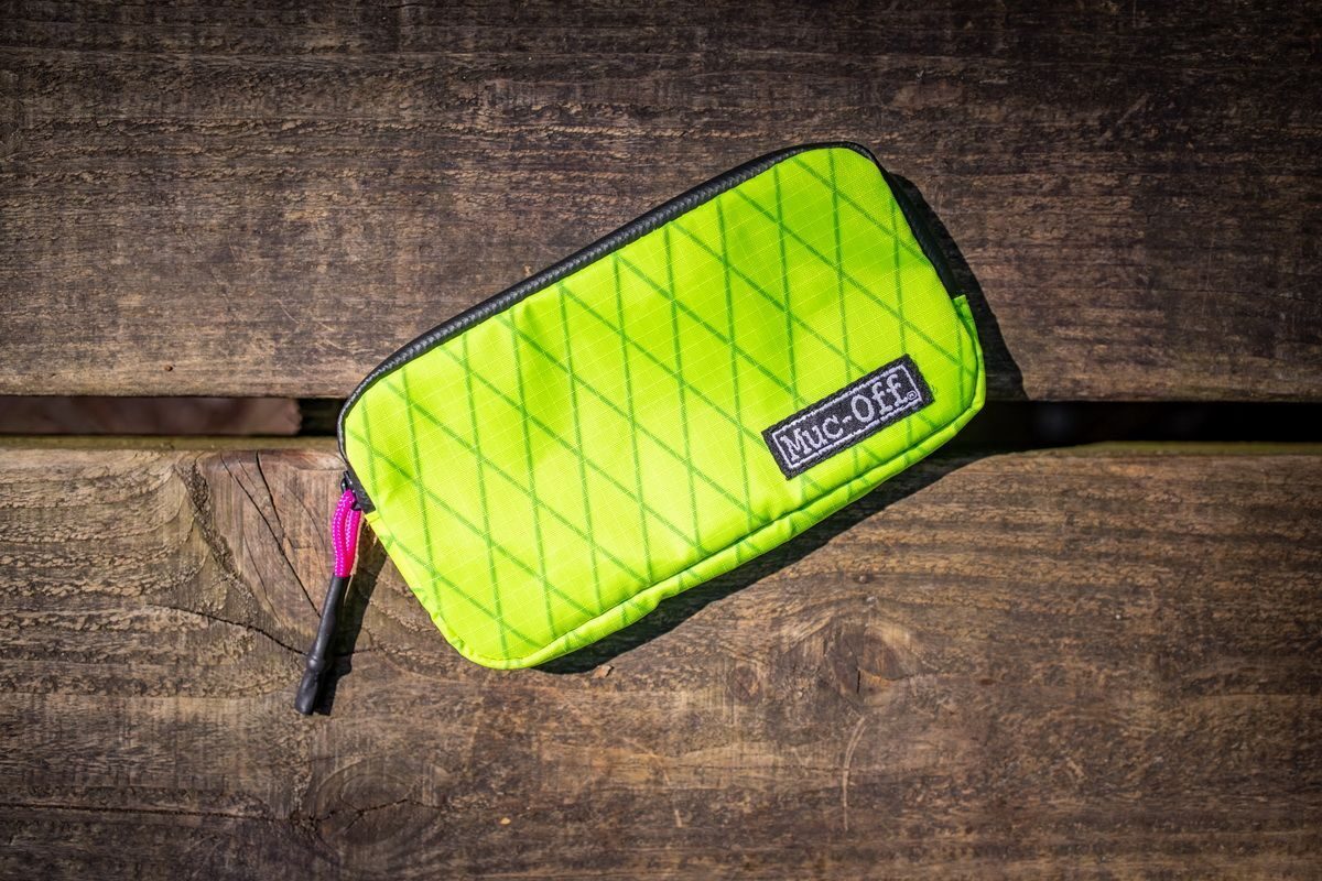 borseta muc off essentials impermeabila hi vis 3