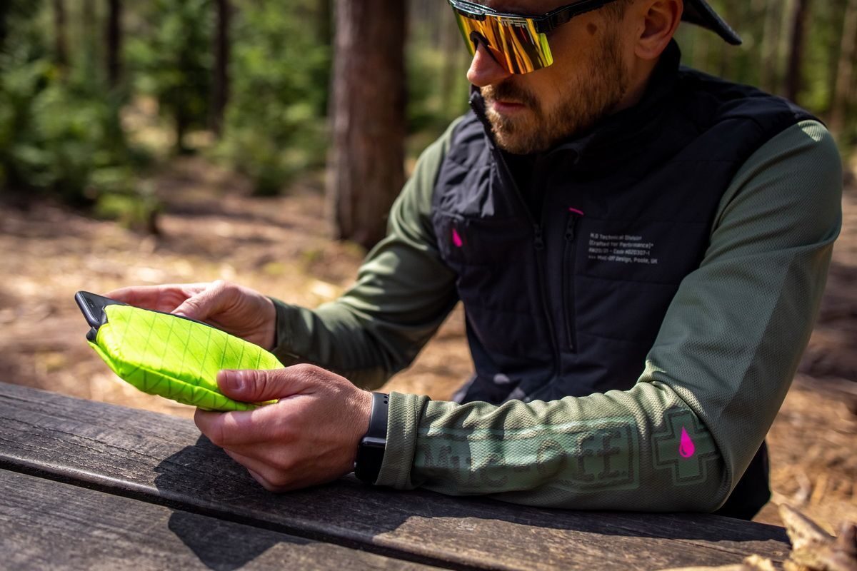 borseta muc off essentials impermeabila hi vis 4