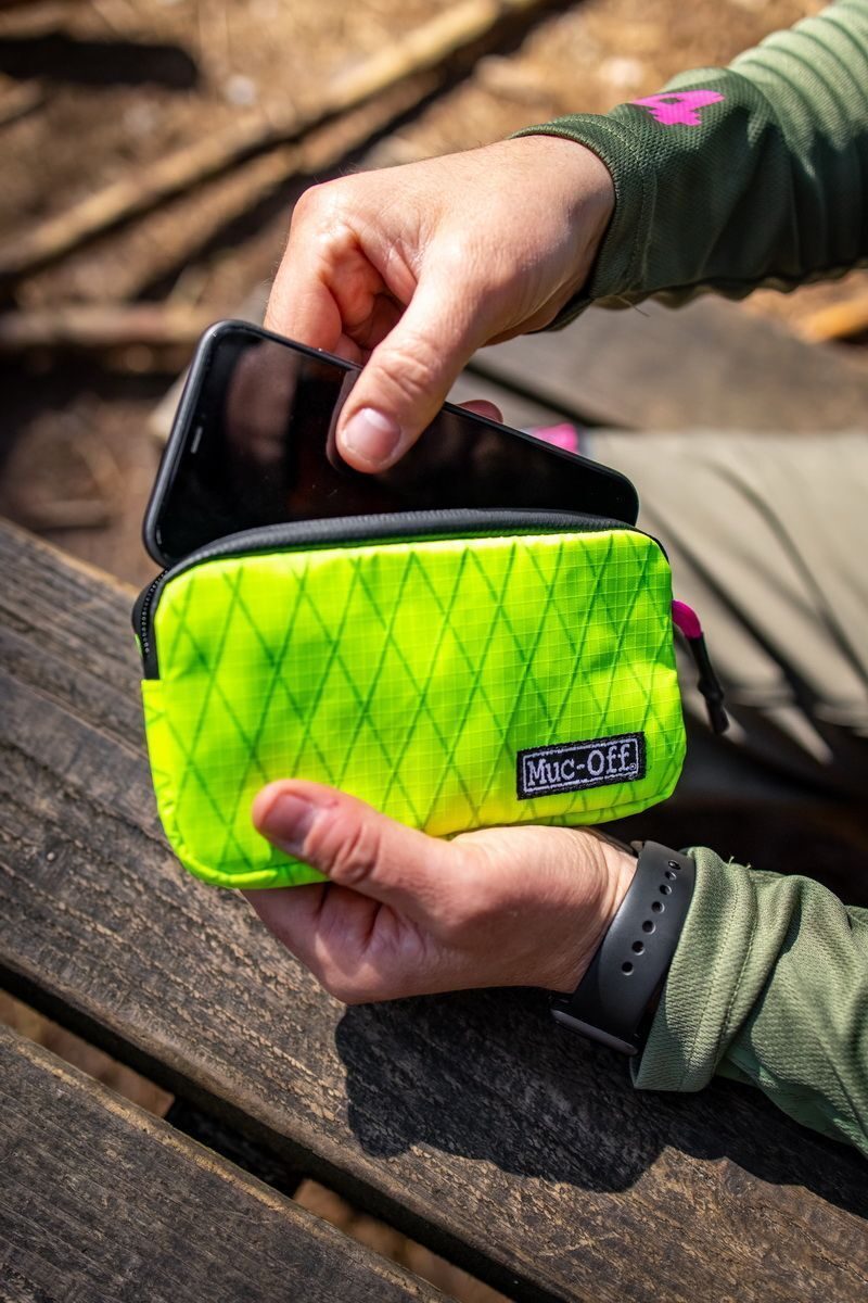 borseta muc off essentials impermeabila hi vis 7