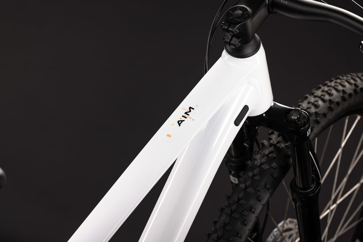 CUBE Aim One metallicwhite n black