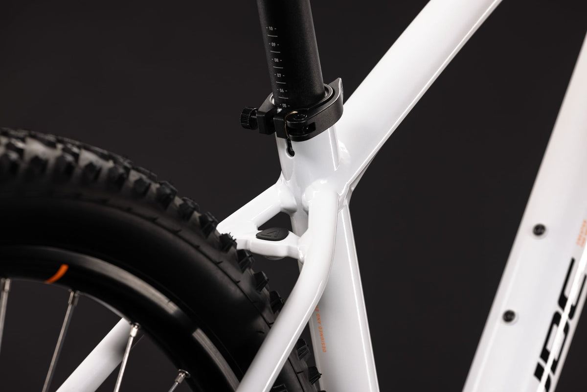 CUBE Aim One metallicwhite n black