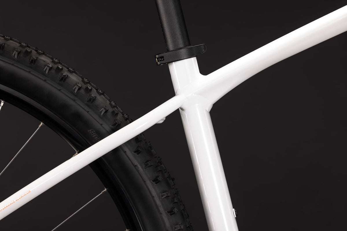 CUBE Aim One metallicwhite n black