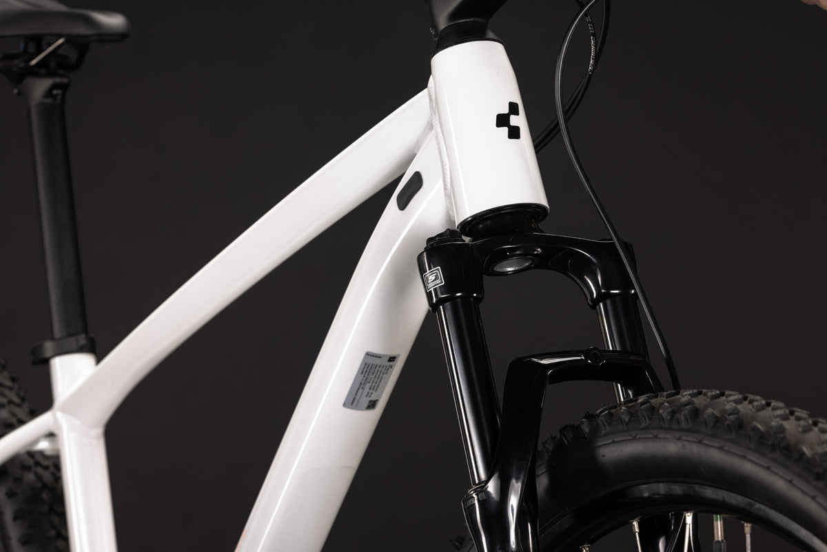 CUBE Aim One metallicwhite n black