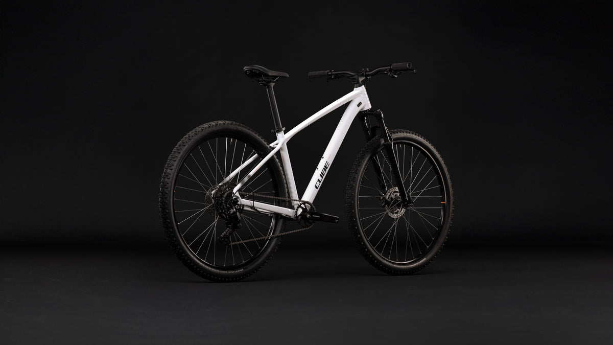 CUBE Aim One metallicwhite n black