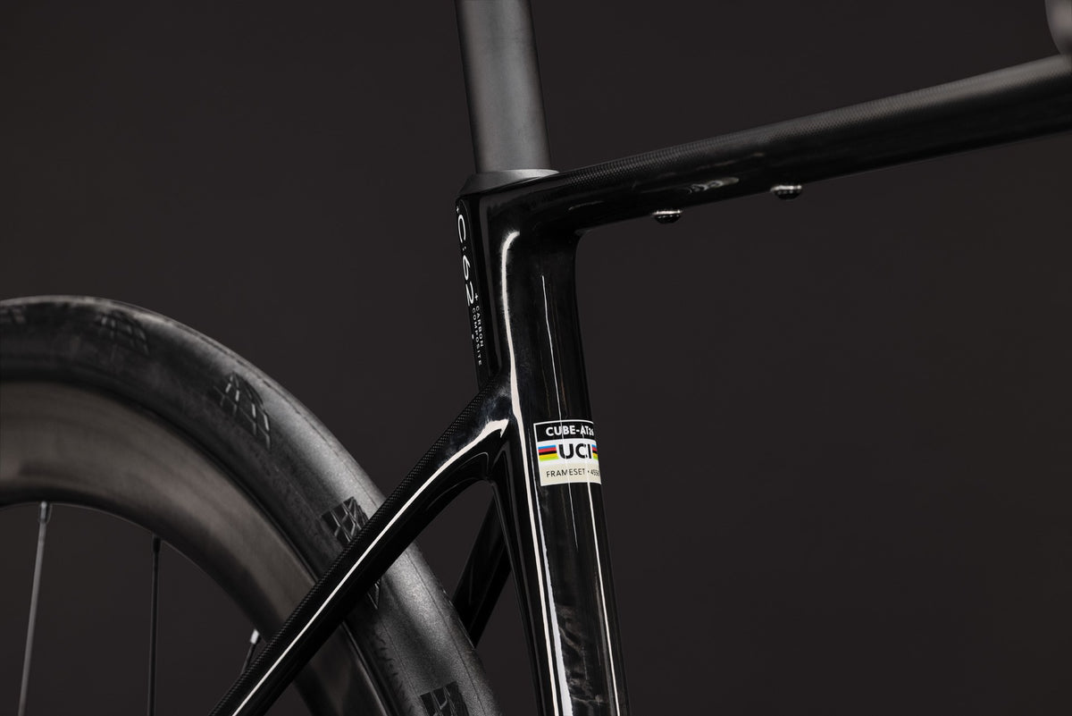CUBE Attain C:62 SLT carbon n white