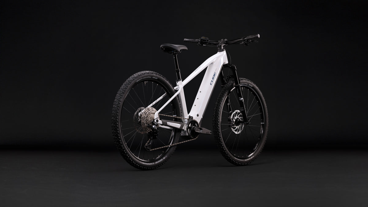 CUBE Reaction Hybrid Race 800 snow’n’black Classic