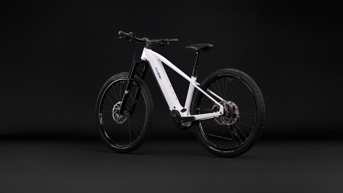 CUBE Reaction Hybrid Race 800 snow’n’black Classic