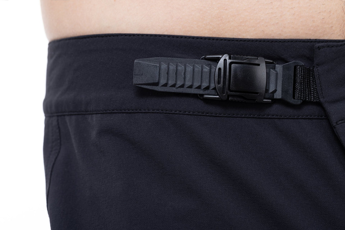 Pantaloni CUBE Vertex Baggy Shorts x Actionteam Black