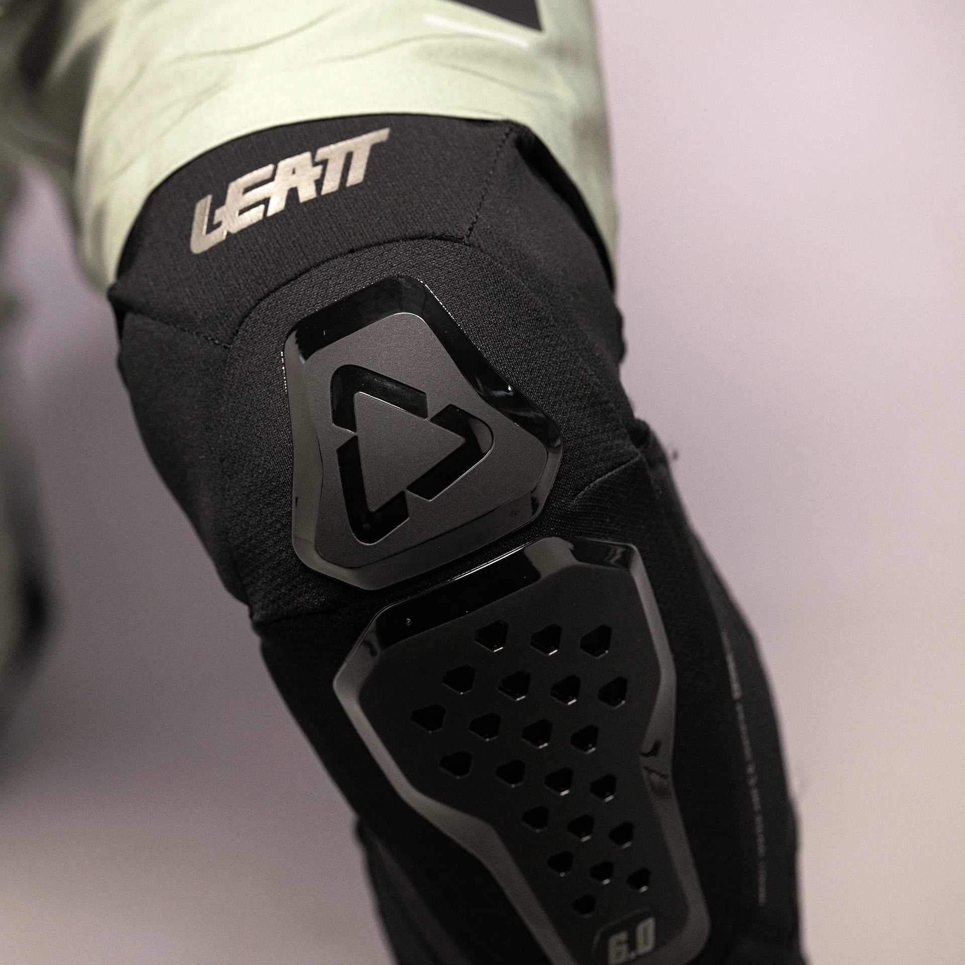 Protectii Genunchi Leatt 6.0 Evo Black L