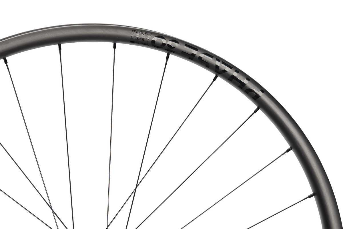 Roată Față Newmen Phase 30 Light 28H Fade SP 6B 15X110