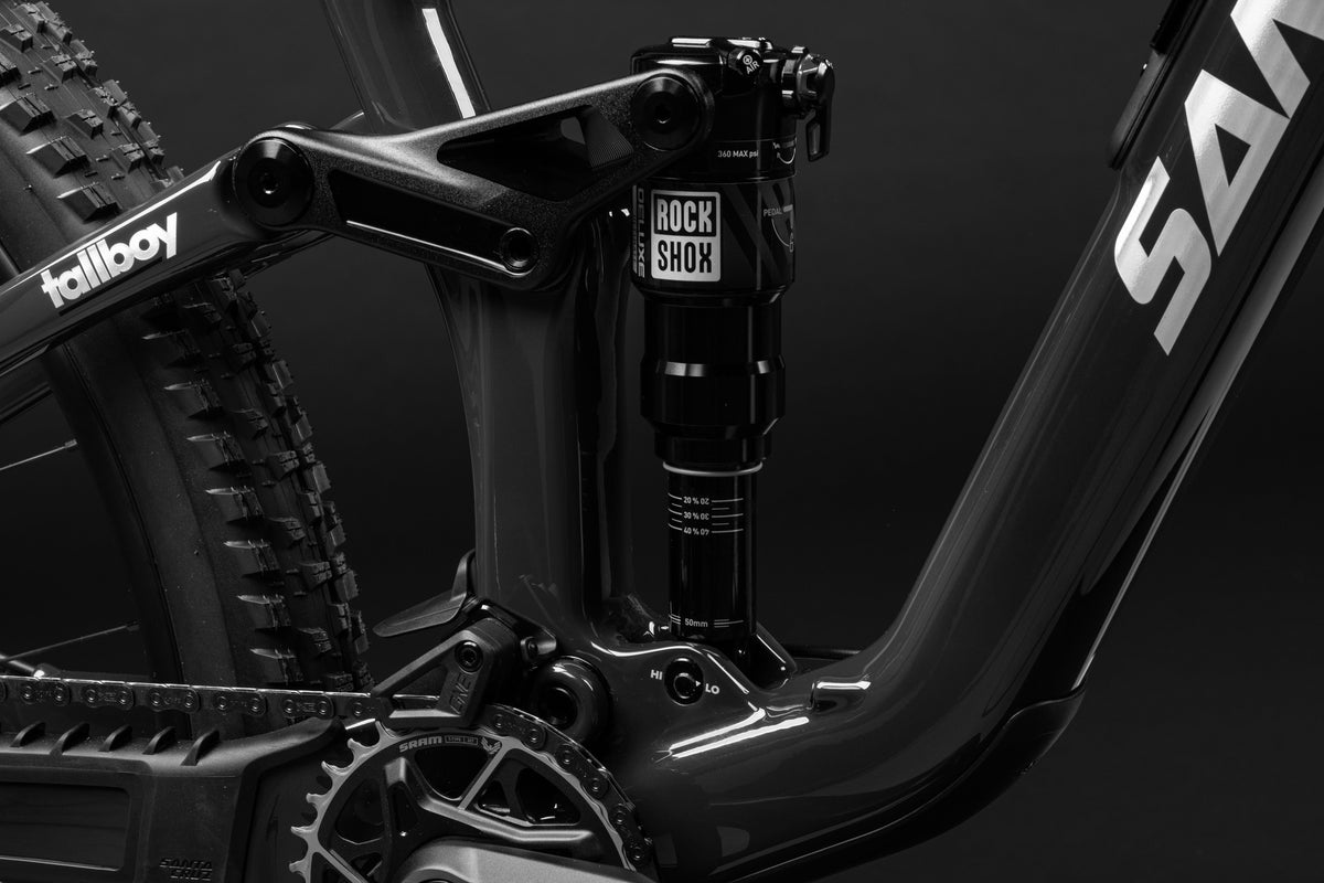 Amortizorul RockShox Deluxe și bieletele four-bar pe un Tallboy Gloss Carbon