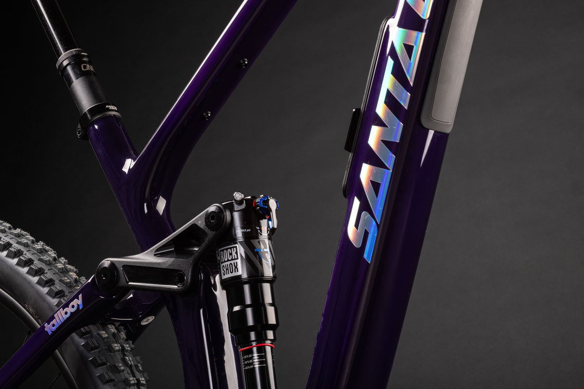 Tubul de șa, amortizorul și sigla Santa Cruz pe un Tallboy Gloss Midnight Violet