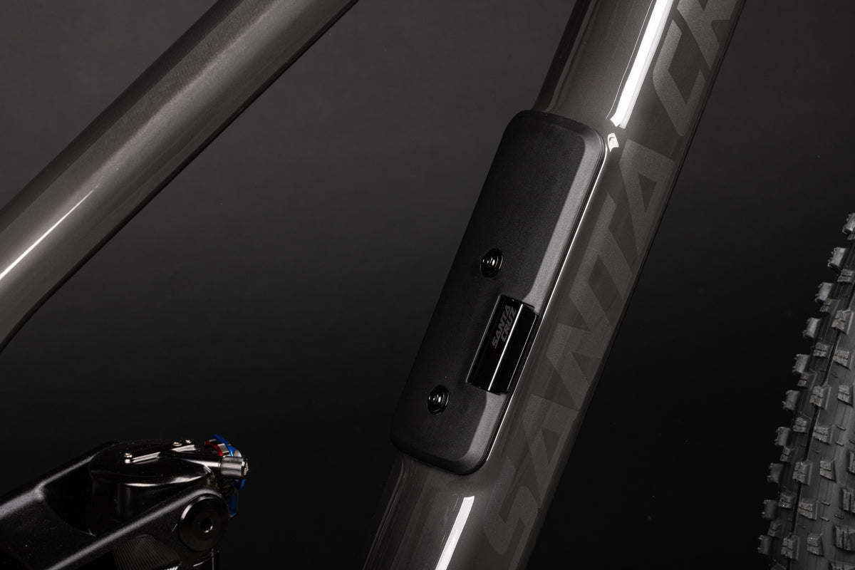 Capacul Glovebox V2 pe tubul diagonal al unui Tallboy Gloss Carbon