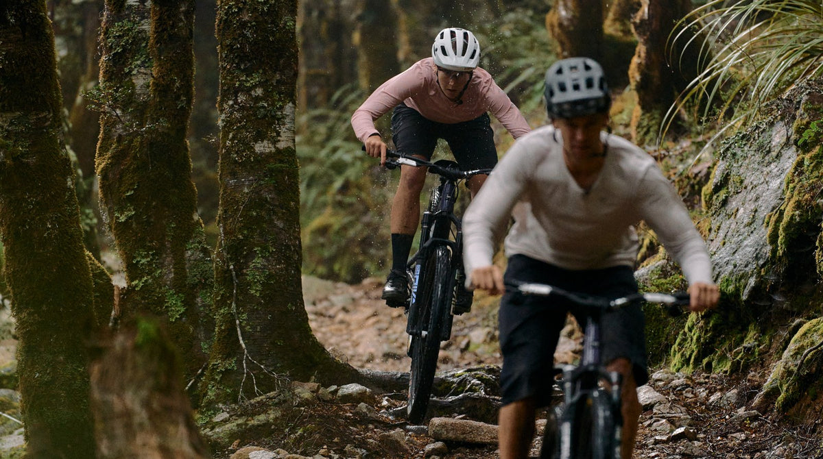 Bicicliști pe Santa Cruz Tallboy, pe o potecă de pădure