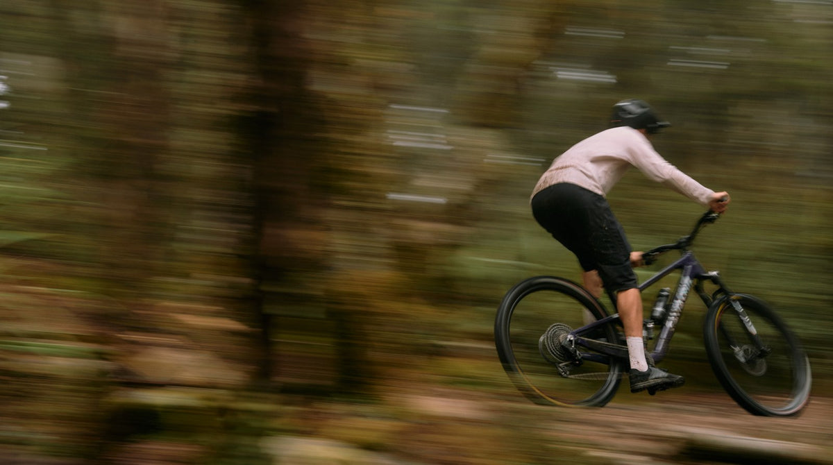 Biciclist în viteză pe un Santa Cruz Tallboy