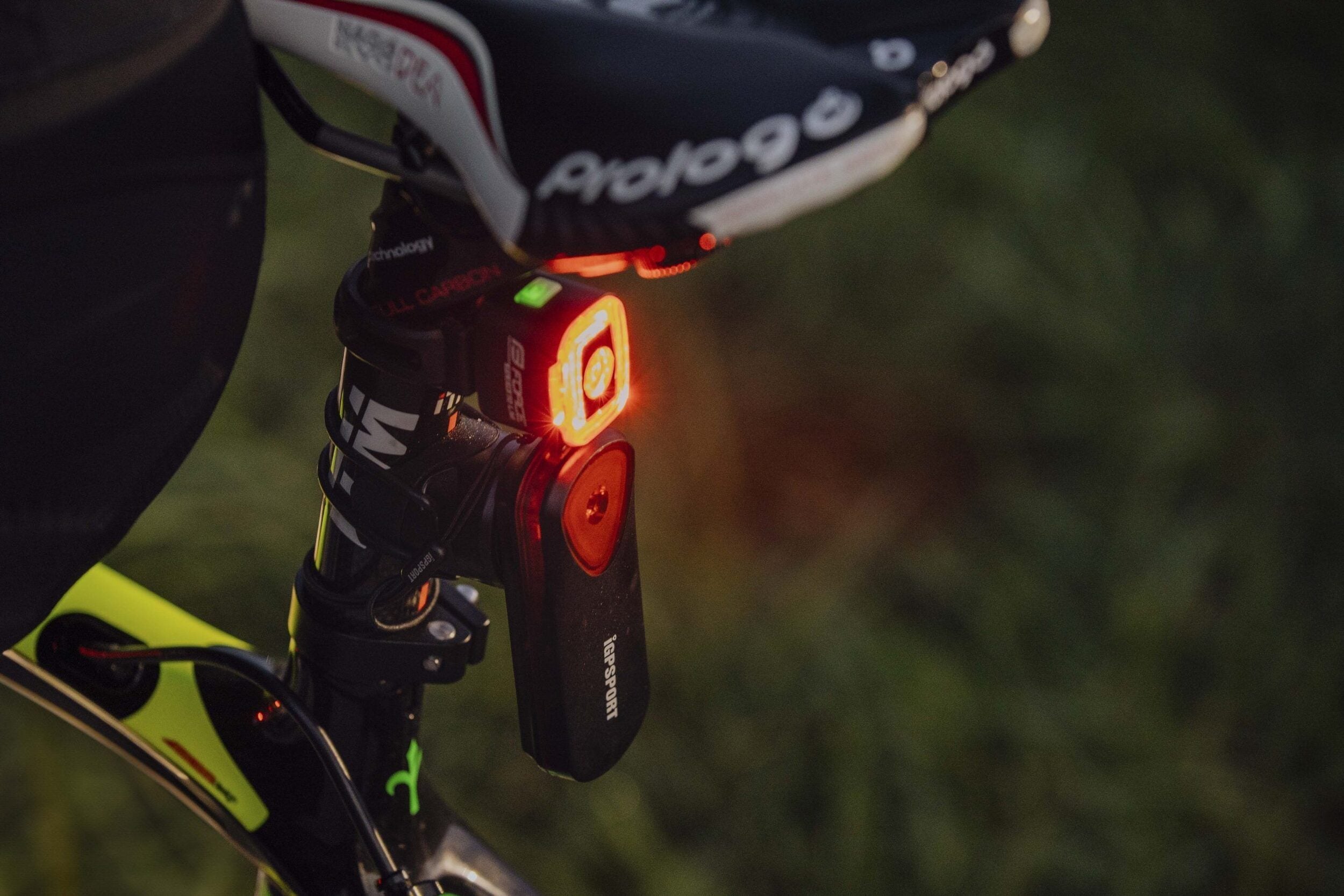 stop spate force flea 70lm 1 led usb 6 scaled