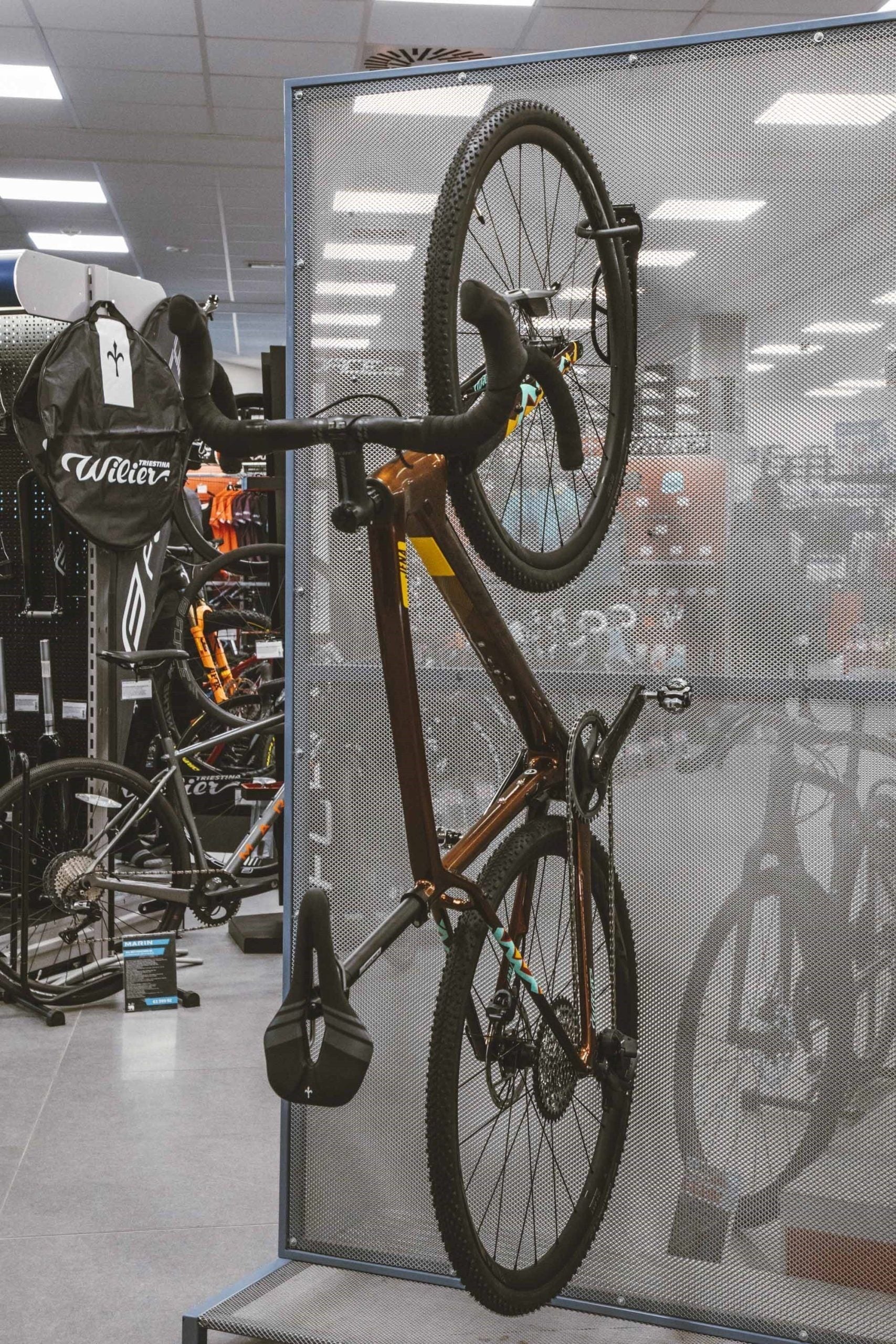 suport bicicleta pe perete force f negru 2 scaled