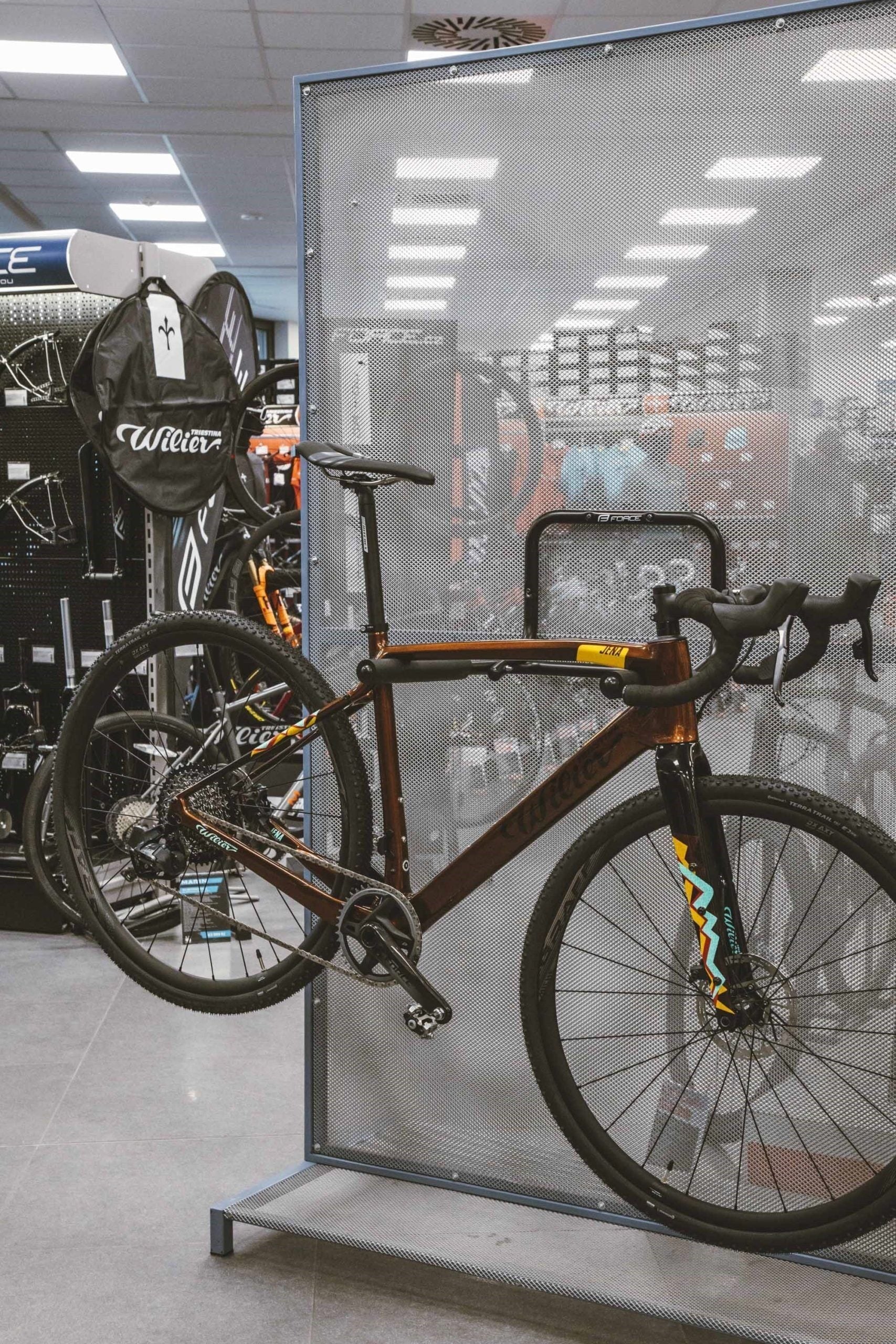 suport bicicleta pe perete force pliabil 2 scaled