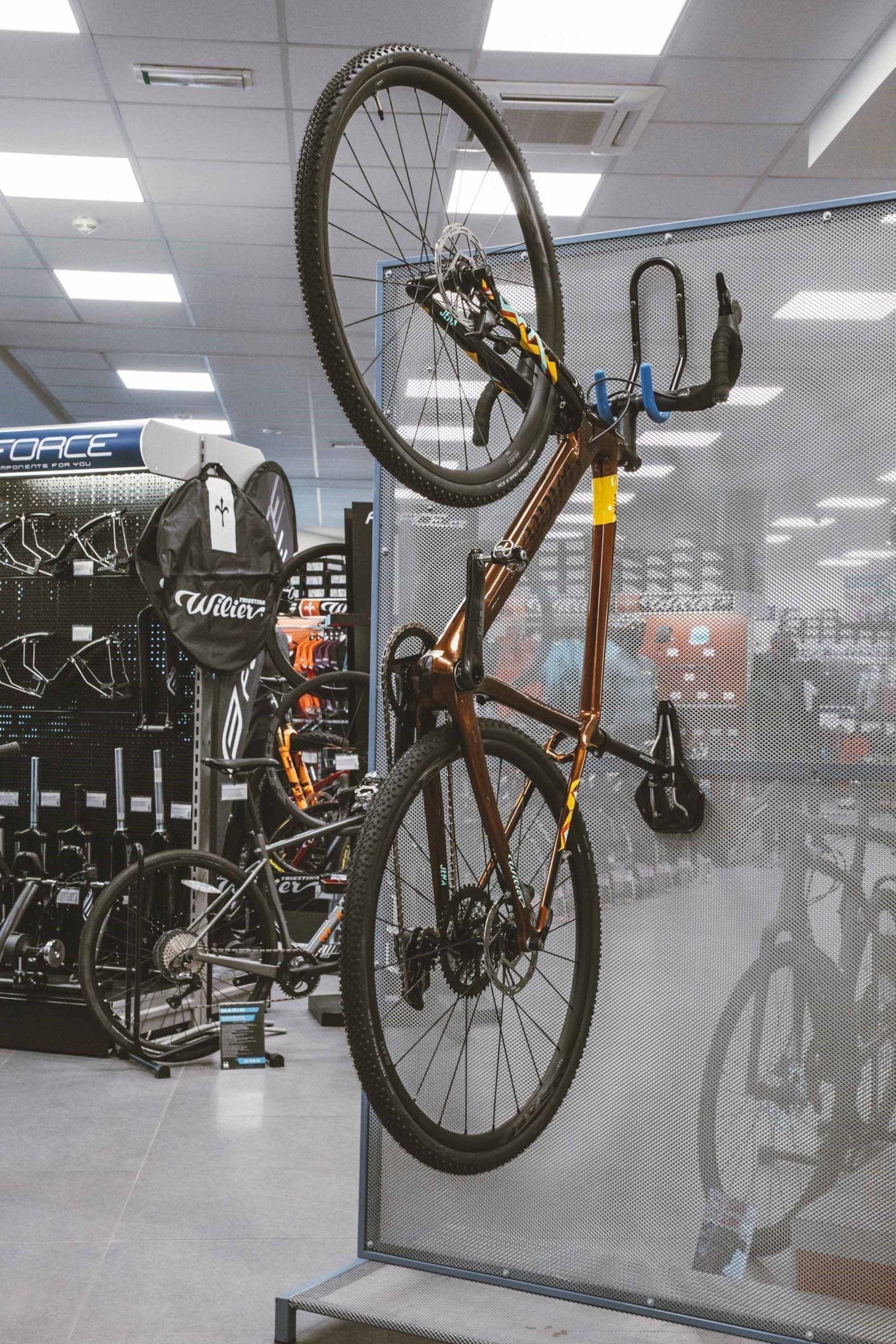 suport de perete pentru bicicleta force negru 2 scaled