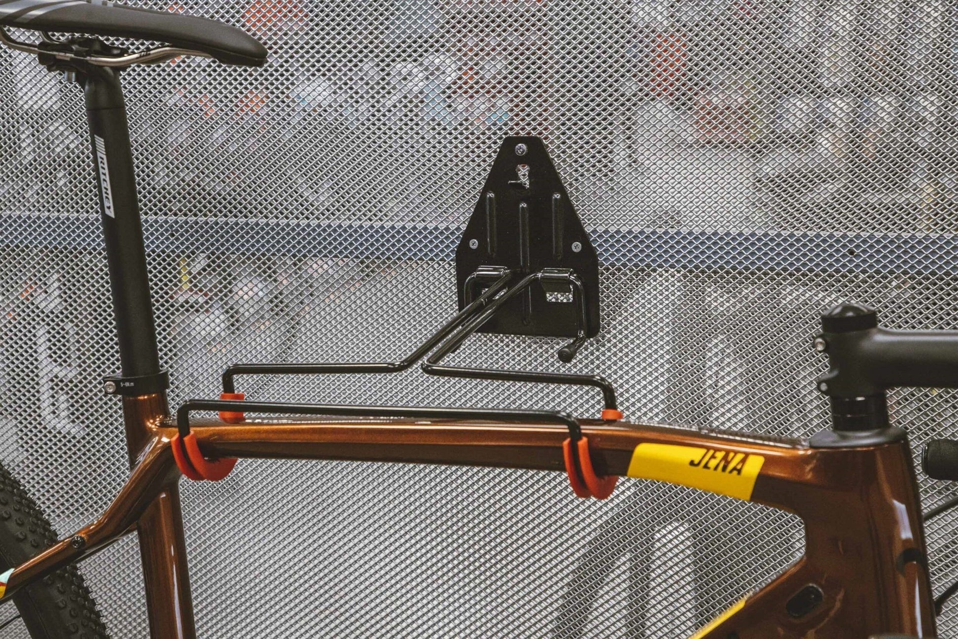 suport force prindere bicicleta pe perete de top tube 3 scaled