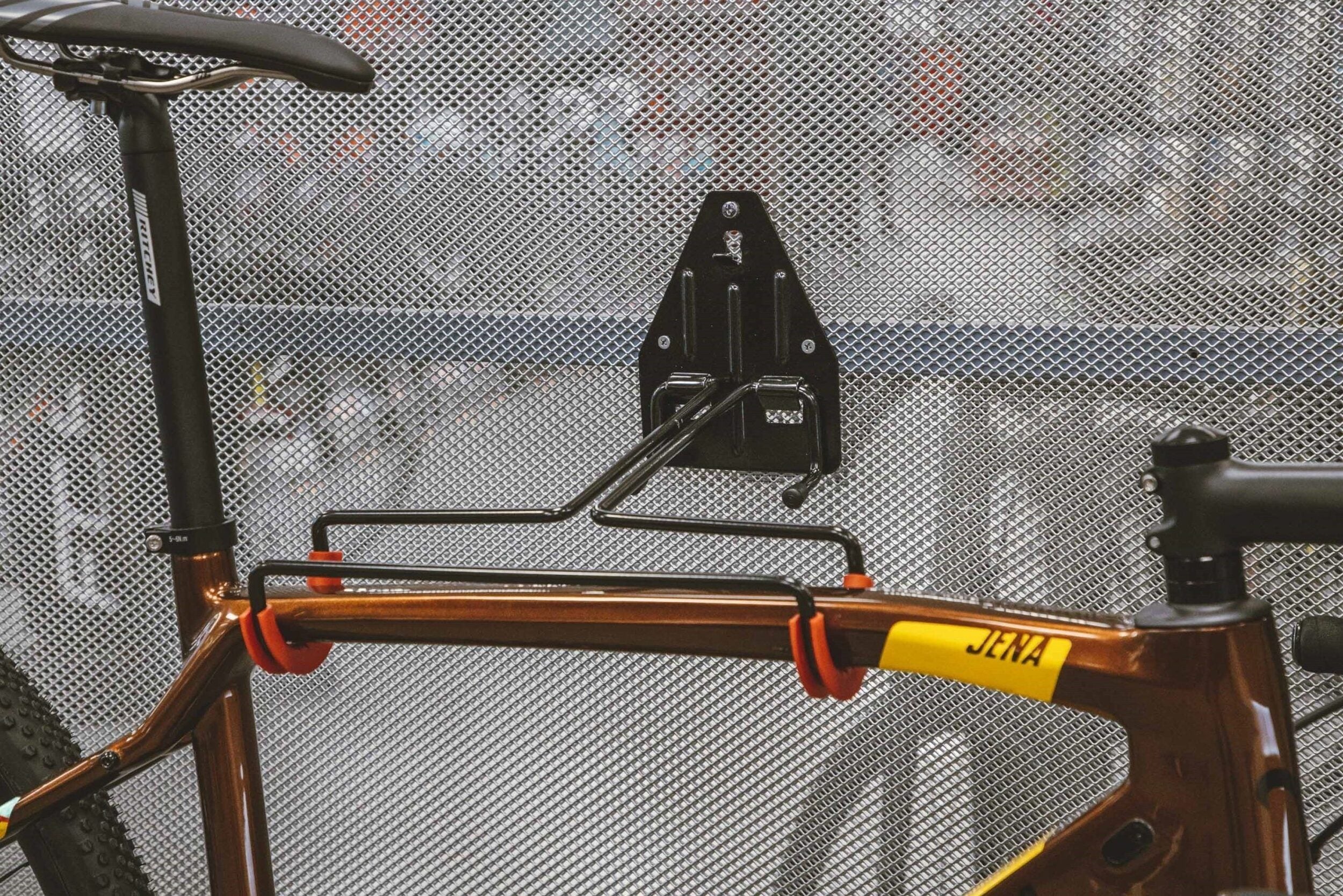 suport force prindere bicicleta pe perete de top tube 3 scaled