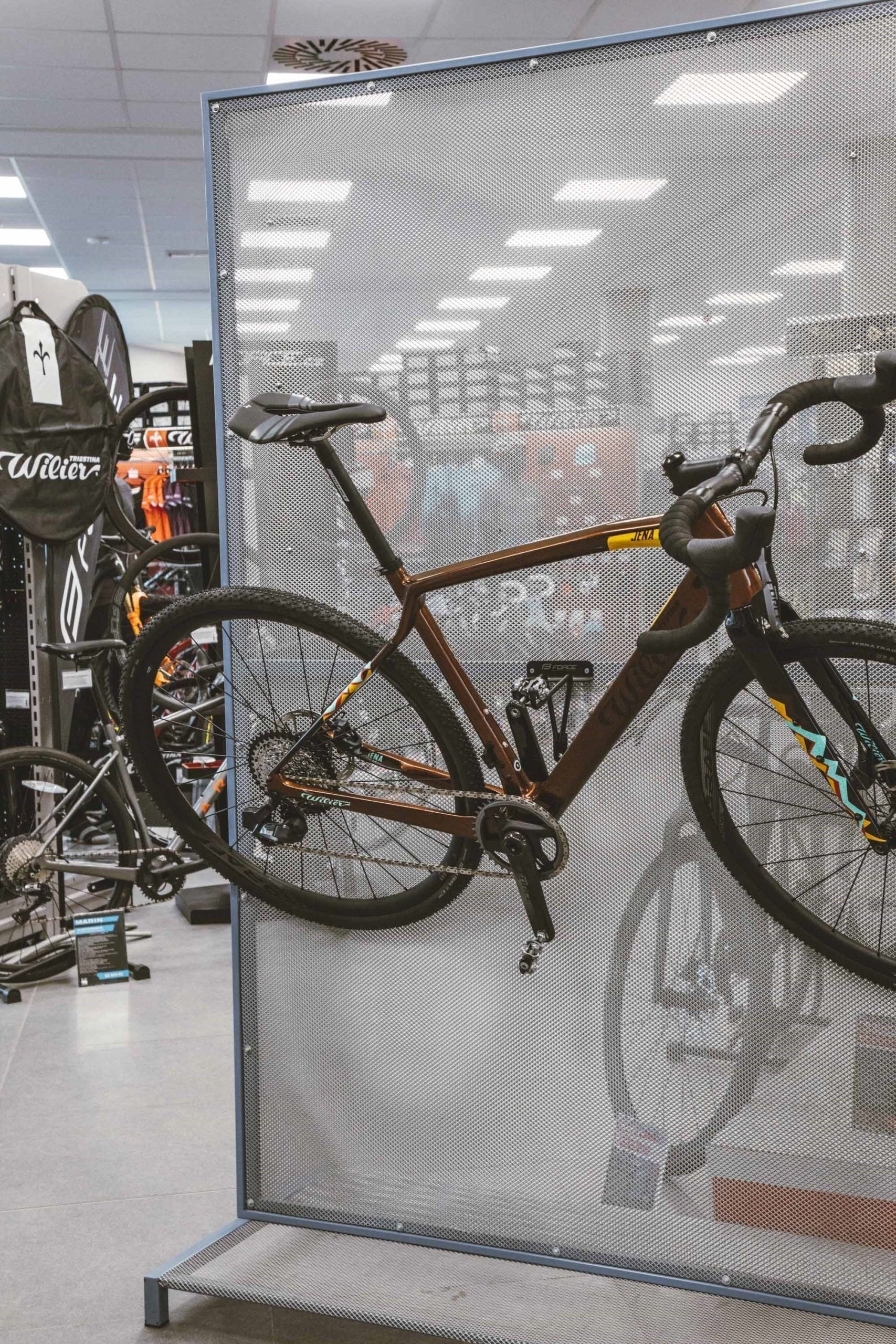 suport force prindere bicicleta pe perete in pedale 2 scaled