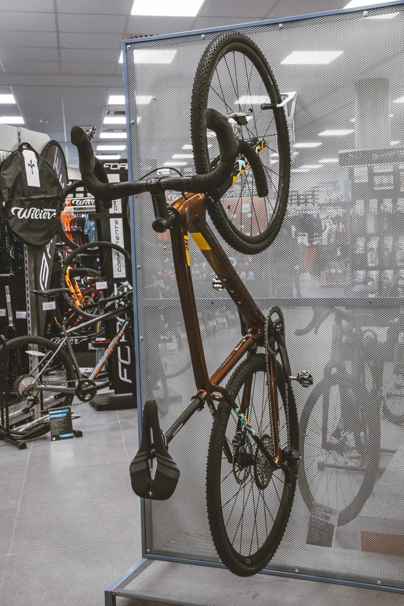 suport force prindere bicicleta pe perete in roata 2 scaled
