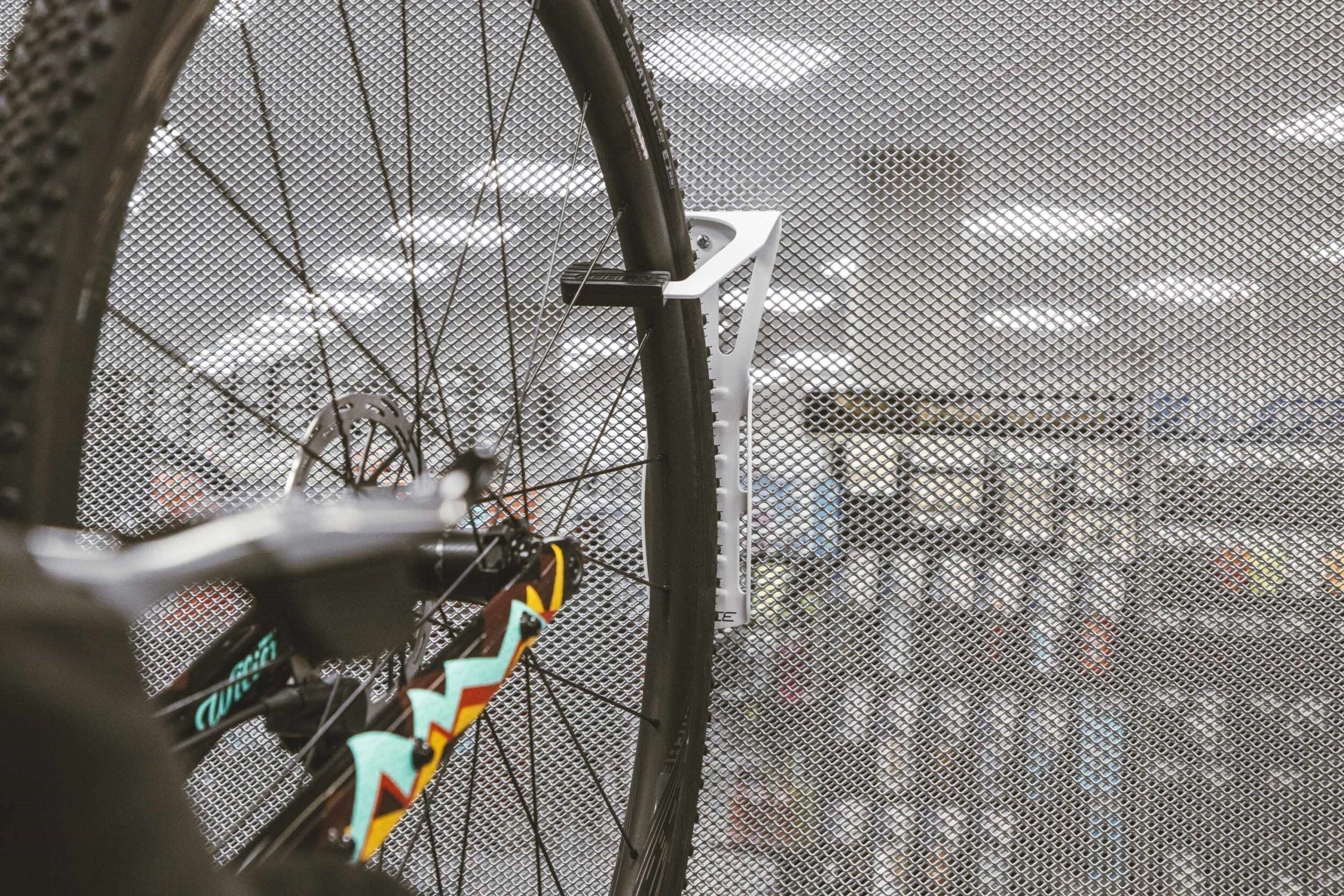 suport force prindere bicicleta pe perete in roata 3 scaled