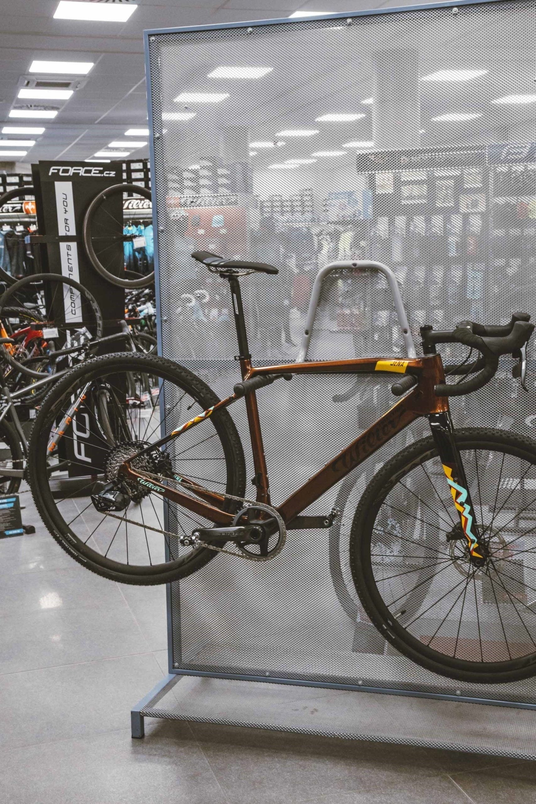 suport perete pentru bicicleta pliabil gri negru 2 scaled