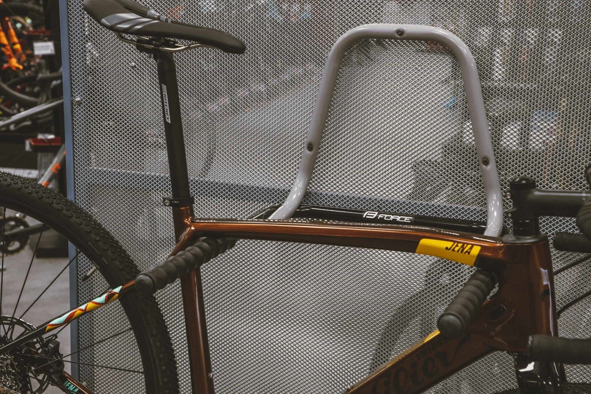 suport perete pentru bicicleta pliabil gri negru 3 scaled