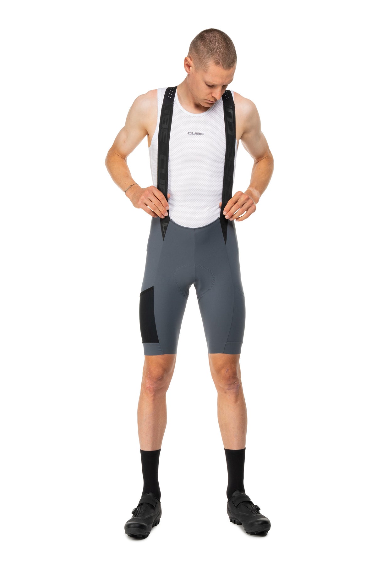 Pantaloni CUBE Gravel Bib Short Cargo Dark Blue pe model (176 cm, mărimea M) – față