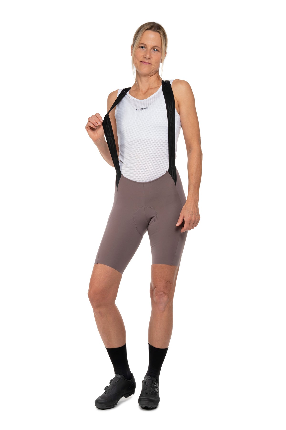 Pantaloni CUBE Gravel WS Bib Short Cargo Burgundy pe model (168 cm, mărimea S) – față